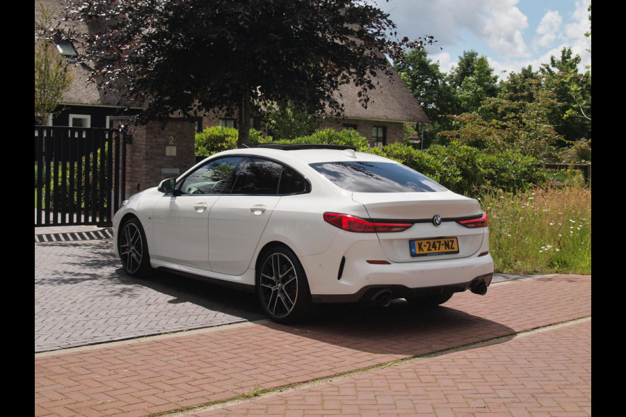 BMW 2 Serie Gran Coupé 218i High Executive Edition | M-Performance Pakket | Panoramadak | Camera | Trekhaak | Sfeerverlichting | Apple Carplay |