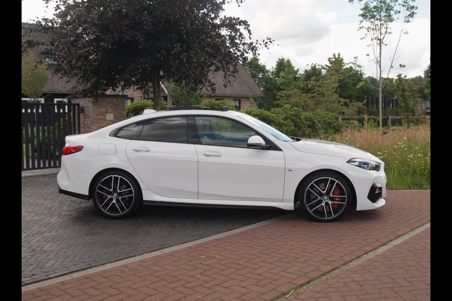 BMW 2 Serie Gran Coupé 218i High Executive Edition | M-Performance Pakket | Panoramadak | Camera | Trekhaak | Sfeerverlichting | Apple Carplay |