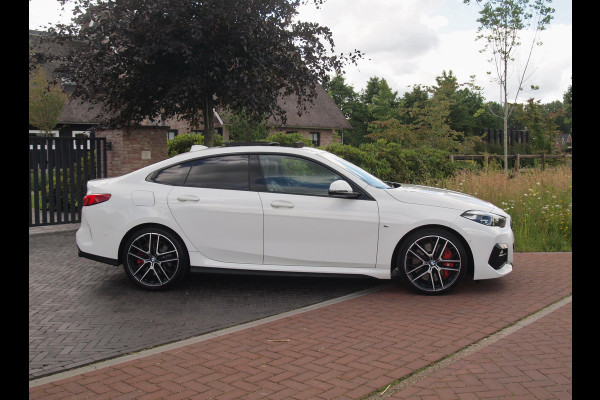 BMW 2 Serie Gran Coupé 218i High Executive Edition | M-Performance Pakket | Panoramadak | Camera | Trekhaak | Sfeerverlichting | Apple Carplay |