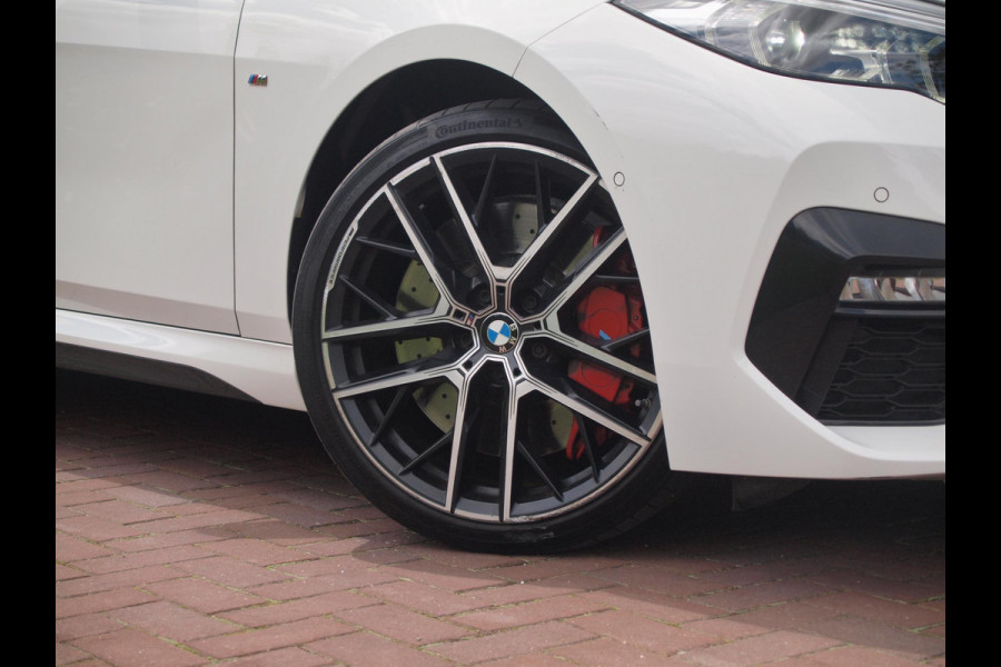 BMW 2 Serie Gran Coupé 218i High Executive Edition | M-Performance Pakket | Panoramadak | Camera | Trekhaak | Sfeerverlichting | Apple Carplay |