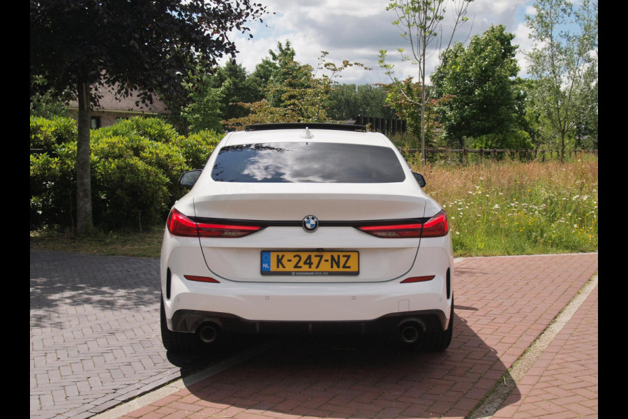 BMW 2 Serie Gran Coupé 218i High Executive Edition | M-Performance Pakket | Panoramadak | Camera | Trekhaak | Sfeerverlichting | Apple Carplay |