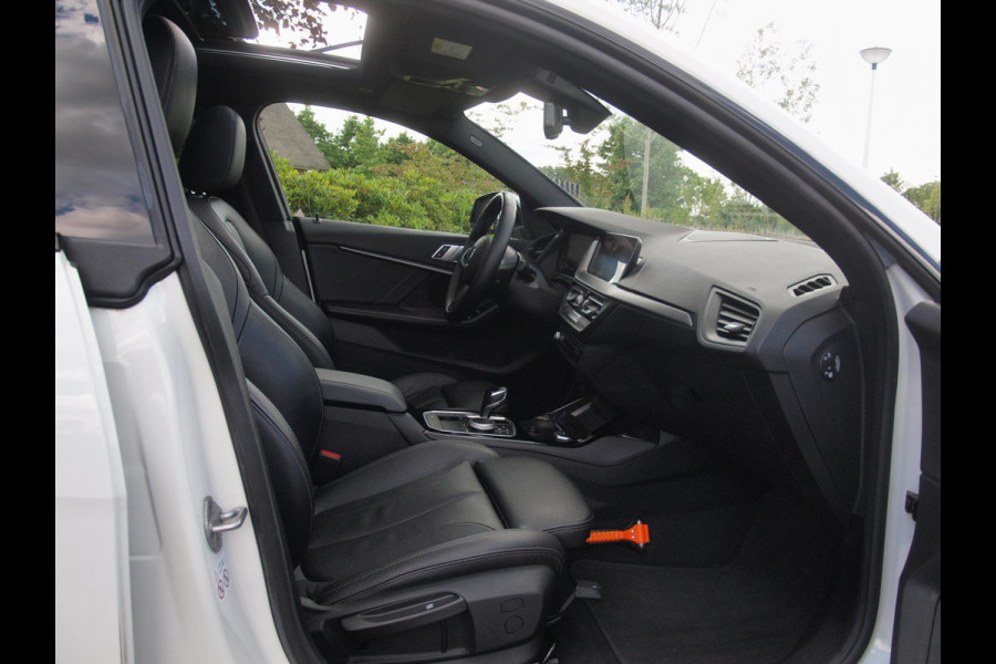 BMW 2 Serie Gran Coupé 218i High Executive Edition | M-Performance Pakket | Panoramadak | Camera | Trekhaak | Sfeerverlichting | Apple Carplay |