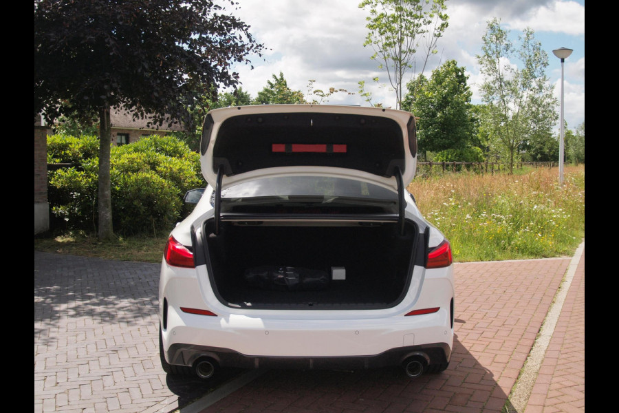 BMW 2 Serie Gran Coupé 218i High Executive Edition | M-Performance Pakket | Panoramadak | Camera | Trekhaak | Sfeerverlichting | Apple Carplay |