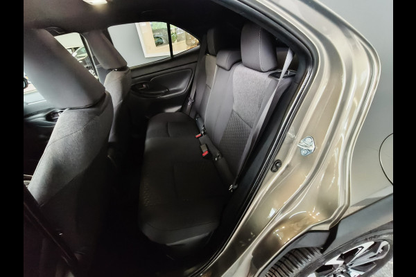 Toyota Yaris Cross 1.5 Hybrid 115 First Edition Rijklaar + Fabrieksgarantie Henk Jongen Auto's in Helmond,  al 50 jaar service zoals 't hoort!