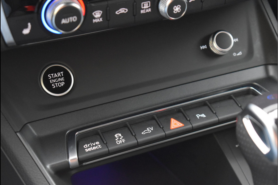 Audi Q3 45 TFSI e S-Line 245 Pk Navi Sfeer Camera ACC Apple Carplay Keyless 19 Inch