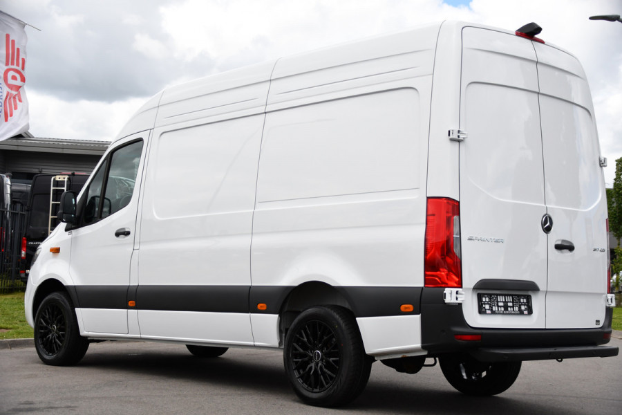 Mercedes-Benz Sprinter 317 1.9 CDI L2 Pro AMG Edition FACELIFT! Camera, Cruise, Carplay, 10,5'' Mbux, Stoelverwarming, Geveerde stoel, 170pk, Automaat, LED, Uniek!
