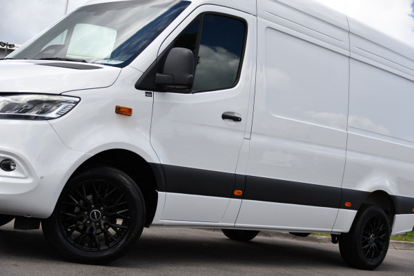 Mercedes-Benz Sprinter 317 1.9 CDI L2 Pro AMG Edition FACELIFT! Camera, Cruise, Carplay, 10,5'' Mbux, Stoelverwarming, Geveerde stoel, 170pk, Automaat, LED, Uniek!