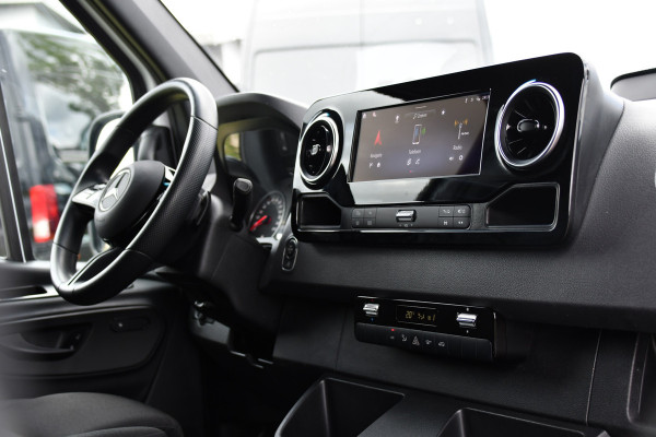 Mercedes-Benz Sprinter 317 1.9 CDI L2 Pro AMG Edition FACELIFT! Camera, Cruise, Carplay, 10,5'' Mbux, Stoelverwarming, Geveerde stoel, 170pk, Automaat, LED, Uniek!