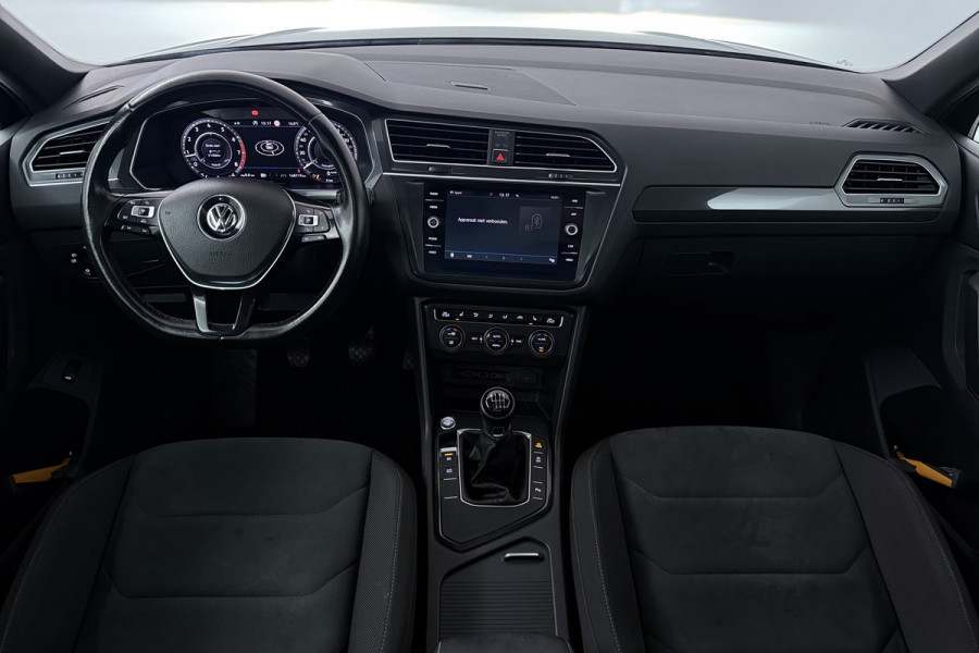 Volkswagen Tiguan 1.4 TSI Highline Business R (PANORAMADAK, TREKHAAK, DIGITALE COCKPIT, STOELVERWARMING, CRUISE ADAPTIEF)