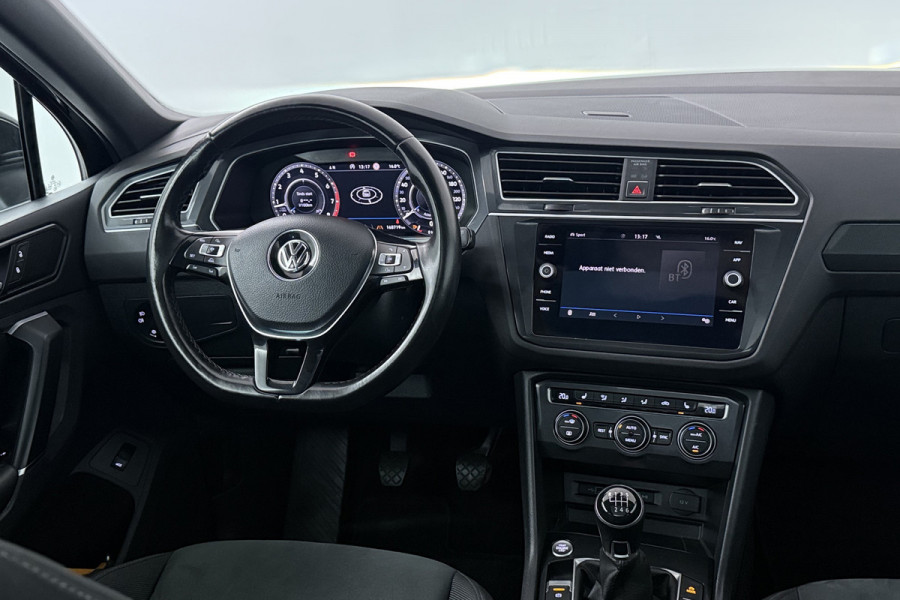 Volkswagen Tiguan 1.4 TSI Highline Business R (PANORAMADAK, TREKHAAK, DIGITALE COCKPIT, STOELVERWARMING, CRUISE ADAPTIEF)
