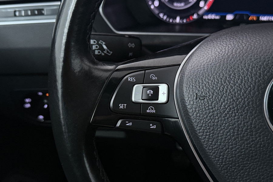 Volkswagen Tiguan 1.4 TSI Highline Business R (PANORAMADAK, TREKHAAK, DIGITALE COCKPIT, STOELVERWARMING, CRUISE ADAPTIEF)