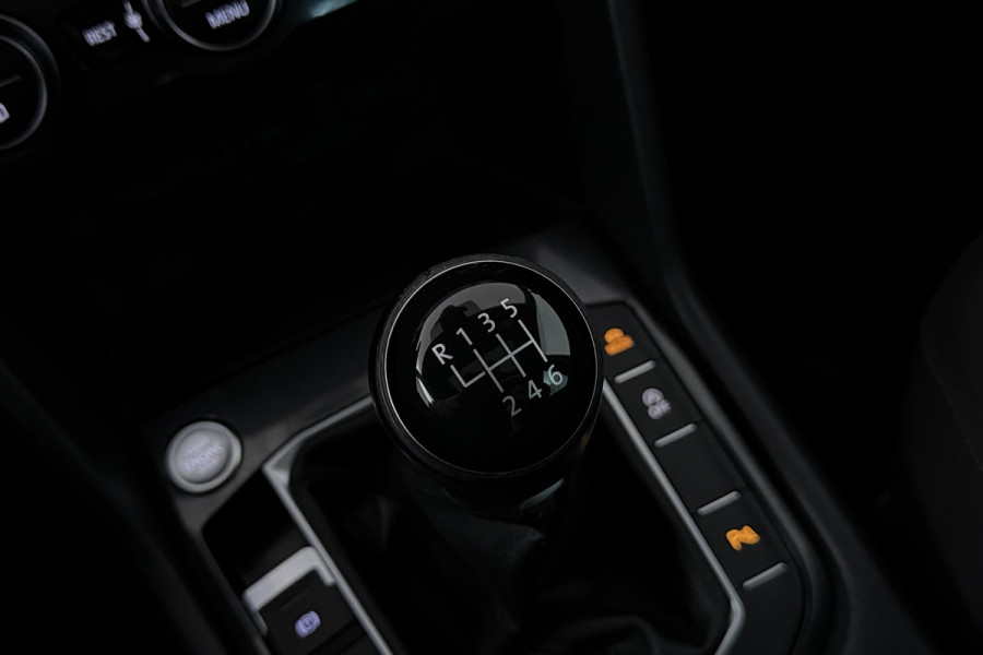Volkswagen Tiguan 1.4 TSI Highline Business R (PANORAMADAK, TREKHAAK, DIGITALE COCKPIT, STOELVERWARMING, CRUISE ADAPTIEF)