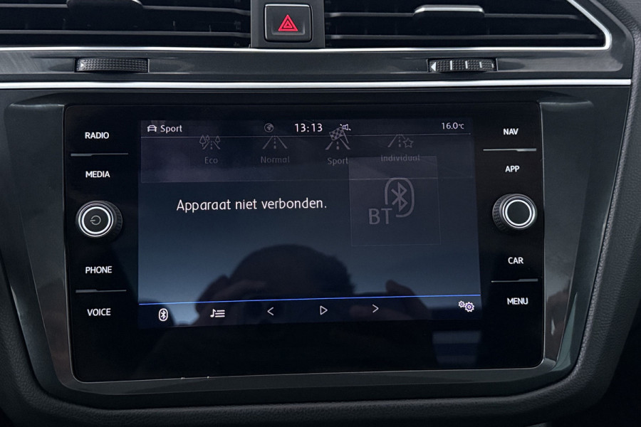 Volkswagen Tiguan 1.4 TSI Highline Business R (PANORAMADAK, TREKHAAK, DIGITALE COCKPIT, STOELVERWARMING, CRUISE ADAPTIEF)