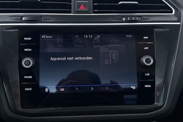 Volkswagen Tiguan 1.4 TSI Highline Business R (PANORAMADAK, TREKHAAK, DIGITALE COCKPIT, STOELVERWARMING, CRUISE ADAPTIEF)