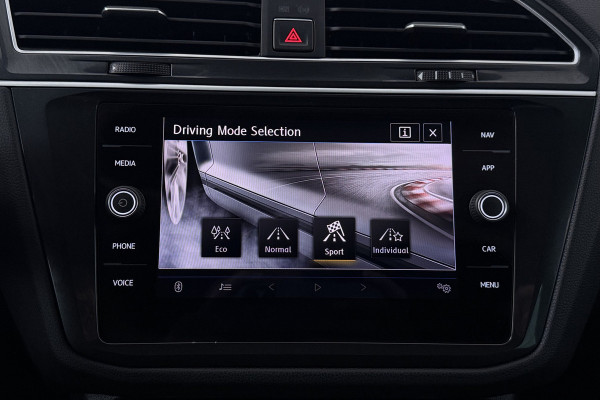 Volkswagen Tiguan 1.4 TSI Highline Business R (PANORAMADAK, TREKHAAK, DIGITALE COCKPIT, STOELVERWARMING, CRUISE ADAPTIEF)