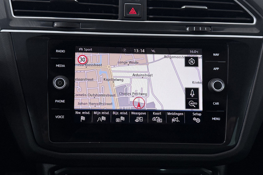 Volkswagen Tiguan 1.4 TSI Highline Business R (PANORAMADAK, TREKHAAK, DIGITALE COCKPIT, STOELVERWARMING, CRUISE ADAPTIEF)