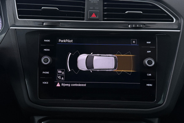 Volkswagen Tiguan 1.4 TSI Highline Business R (PANORAMADAK, TREKHAAK, DIGITALE COCKPIT, STOELVERWARMING, CRUISE ADAPTIEF)