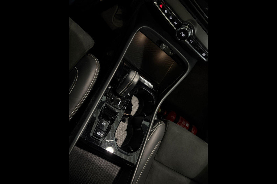 Volvo XC40 T4 Aut. Plug-in Hybrid R-Design 360camera Leder Panoramadak 211pk