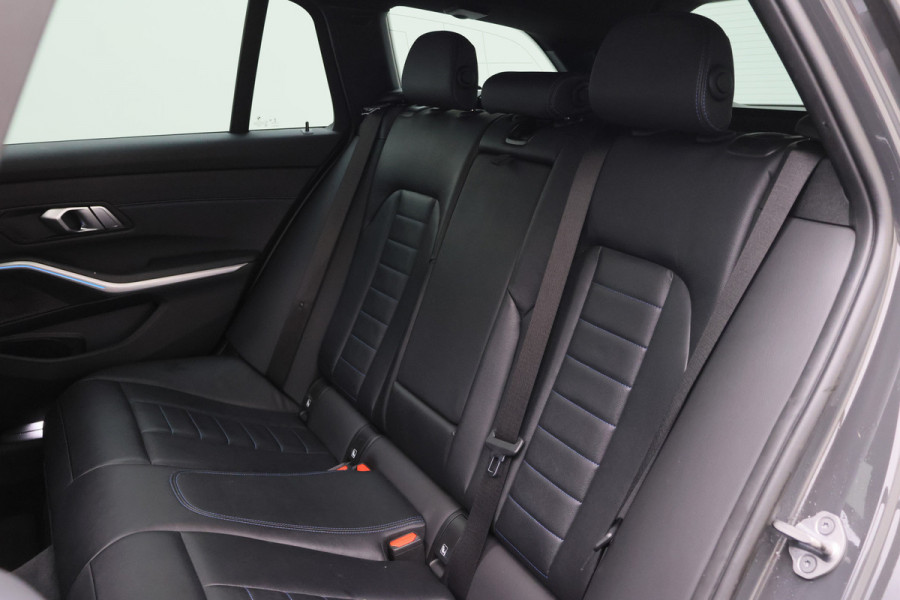 BMW 3 Serie Touring 330e Business Edition Plus M-sport Panoramadak, M-Sportstoelen, Carbon, Camera, Elektr. Trekhaak, 19''