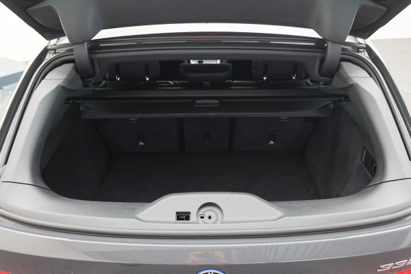 BMW 3 Serie Touring 330e Business Edition Plus M-sport Panoramadak, M-Sportstoelen, Carbon, Camera, Elektr. Trekhaak, 19''
