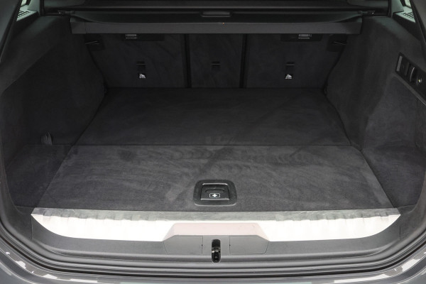 BMW 3 Serie Touring 330e Business Edition Plus M-sport Panoramadak, M-Sportstoelen, Carbon, Camera, Elektr. Trekhaak, 19''