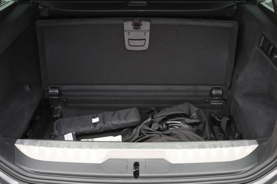 BMW 3 Serie Touring 330e Business Edition Plus M-sport Panoramadak, M-Sportstoelen, Carbon, Camera, Elektr. Trekhaak, 19''