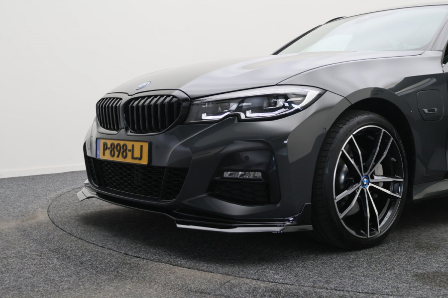 BMW 3 Serie Touring 330e Business Edition Plus M-sport Panoramadak, M-Sportstoelen, Carbon, Camera, Elektr. Trekhaak, 19''