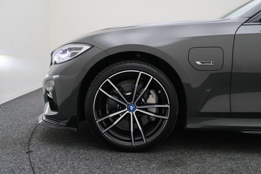 BMW 3 Serie Touring 330e Business Edition Plus M-sport Panoramadak, M-Sportstoelen, Carbon, Camera, Elektr. Trekhaak, 19''