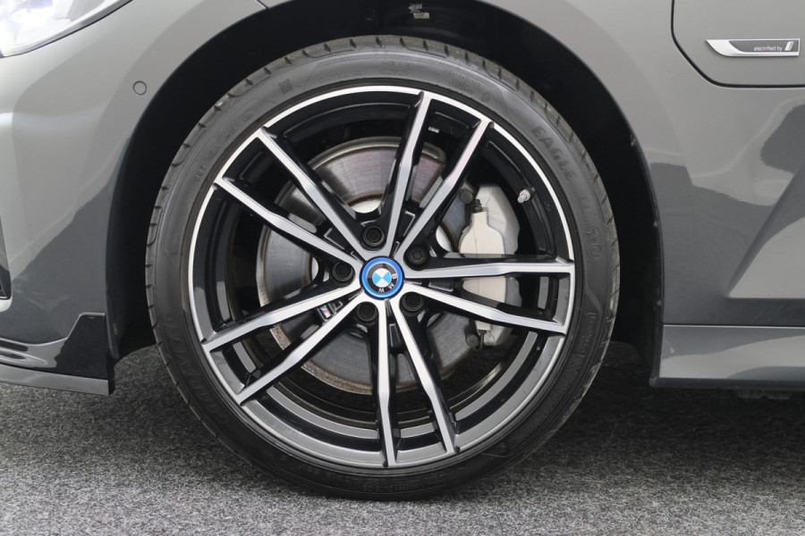 BMW 3 Serie Touring 330e Business Edition Plus M-sport Panoramadak, M-Sportstoelen, Carbon, Camera, Elektr. Trekhaak, 19''