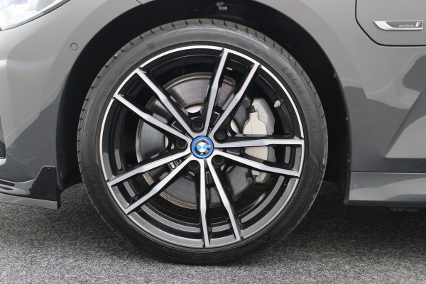 BMW 3 Serie Touring 330e Business Edition Plus M-sport Panoramadak, M-Sportstoelen, Carbon, Camera, Elektr. Trekhaak, 19''