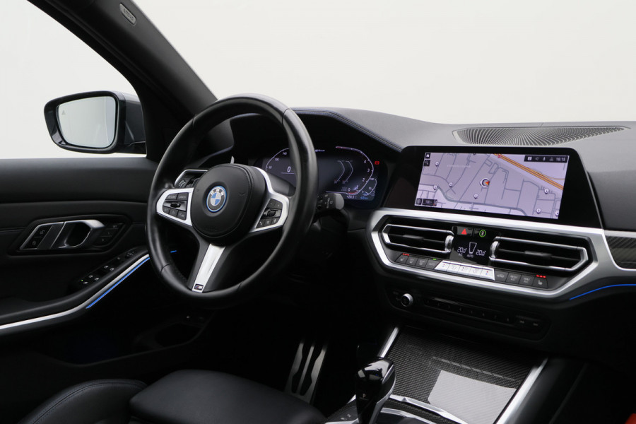 BMW 3 Serie Touring 330e Business Edition Plus M-sport Panoramadak, M-Sportstoelen, Carbon, Camera, Elektr. Trekhaak, 19''