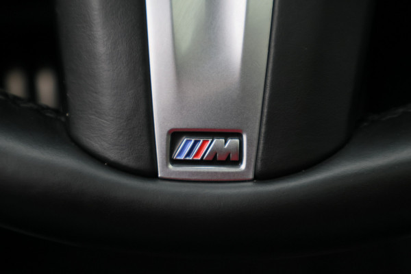 BMW 3 Serie Touring 330e Business Edition Plus M-sport Panoramadak, M-Sportstoelen, Carbon, Camera, Elektr. Trekhaak, 19''