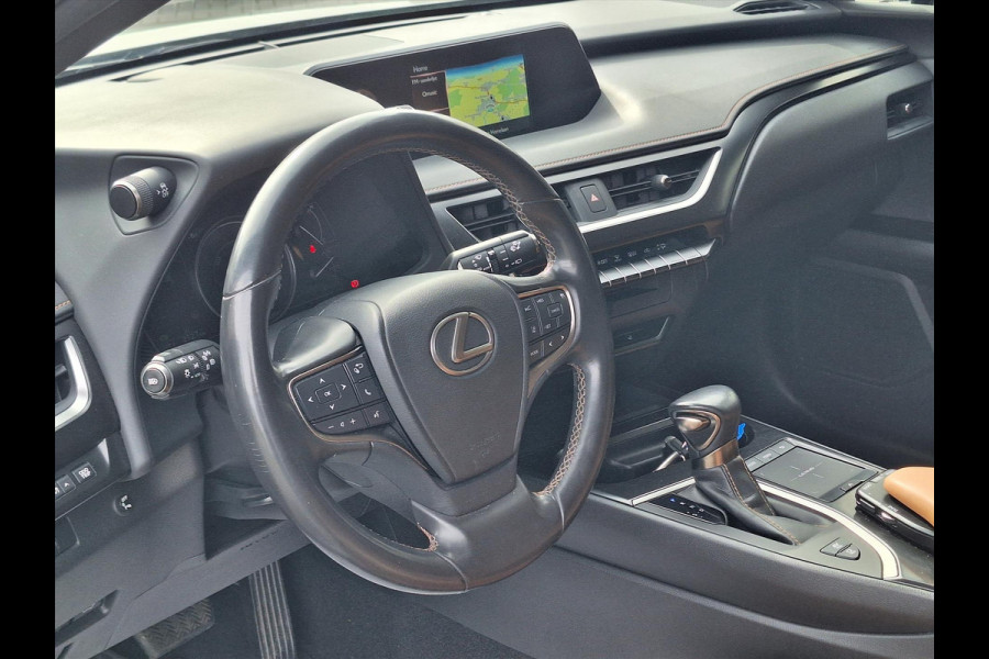 Lexus UX 250h AWD Luxury Line | 4X4, Leer, Stoelverwarming, Navigatie, Parkeersensoren, 18 inch, Privacy glass