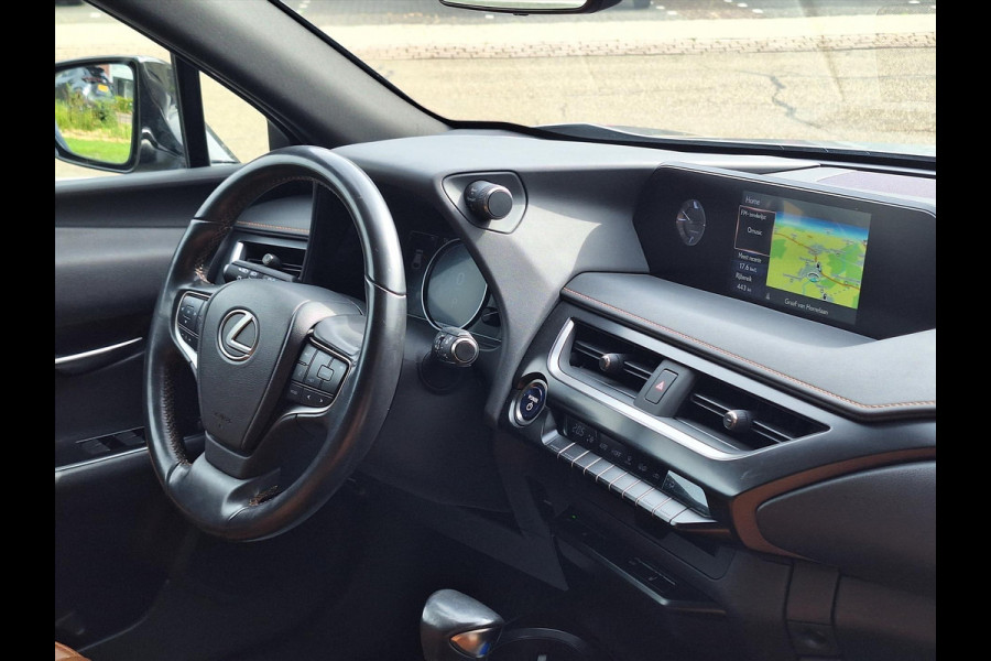 Lexus UX 250h AWD Luxury Line | 4X4, Leer, Stoelverwarming, Navigatie, Parkeersensoren, 18 inch, Privacy glass