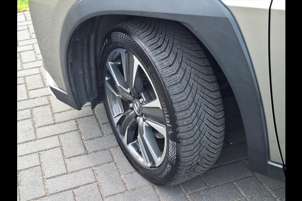 Lexus UX 250h AWD Luxury Line | 4X4, Leer, Stoelverwarming, Navigatie, Parkeersensoren, 18 inch, Privacy glass