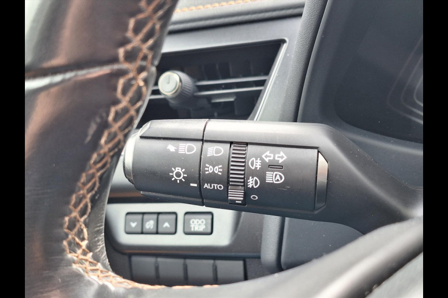 Lexus UX 250h AWD Luxury Line | 4X4, Leer, Stoelverwarming, Navigatie, Parkeersensoren, 18 inch, Privacy glass