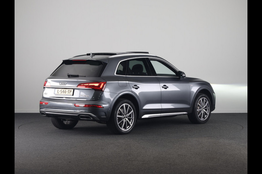 Audi Q5 50 TFSI e S edition 299pk | Panoramdak | 20 Inch Audi Sport velgen | Verwarmbare voorstoelen | Pack Tour | Pack Parking | Matrix Led verlichting