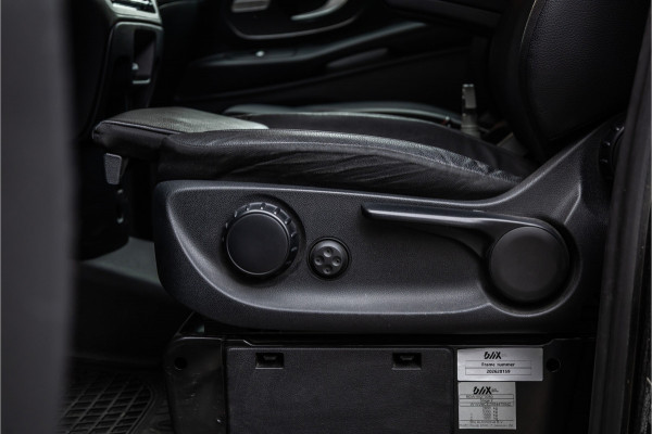Mercedes-Benz Vito 119 CDI 4-MATIC DC L3 XL | AMG | L+R Schuifdeur | Dubbel cabine | 5-Zitter | Navigatie | CarPlay | Camera | Lederen bekleding |  | 2500 kg trekgewicht | Trekhaak | Multibeam Led | PDC V+A
