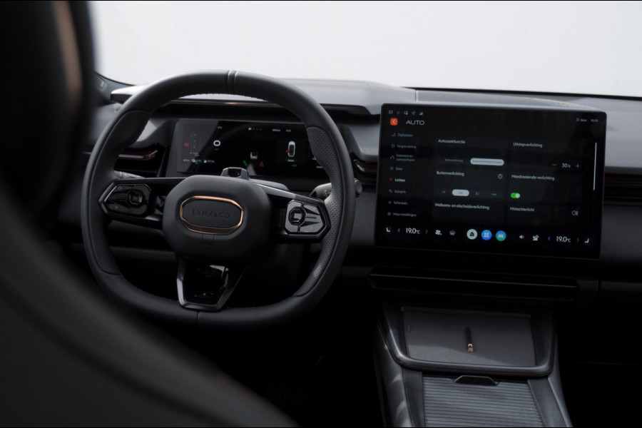 Lynk & Co 08 350PK Automaat More / Stoelventilatie / Massage / Adaptieve cruise control / Panoramadak / Stoelverwarming / Harman Kardon audio / Apple carplay / Parkeersensoren met 360 camera / Elektrische stoelen / BLIS