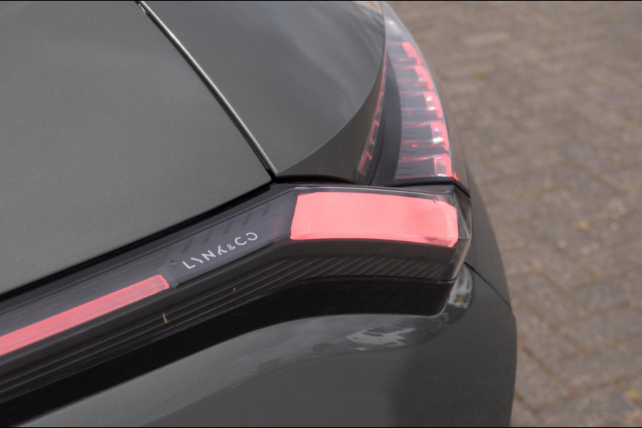 Lynk & Co 08 350PK Automaat More / Stoelventilatie / Massage / Adaptieve cruise control / Panoramadak / Stoelverwarming / Harman Kardon audio / Apple carplay / Parkeersensoren met 360 camera / Elektrische stoelen / BLIS