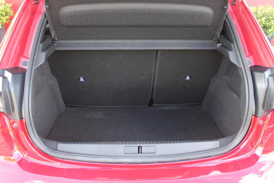 Peugeot 208 1.2 Hybrid 145PK AUTOMAAT GT | CAMERA VOOR + ACHTER | NAVIGATIE | DRAADLOZE APPLE CARPLAY/ANDROID AUTO | FULL LED KOPLAMPEN | LICHTMETALEN VELGEN 17" | DODEHOEK DETECTIE | DRAADLOZE TELEFOONLADER | KEYLESS ENTRY/START | DAB+ RADIO | ADAPTIVE CRUISE CONTROL | CLIMATE CONTROL |