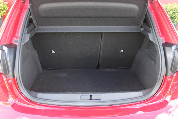Peugeot 208 1.2 Hybrid 145PK AUTOMAAT GT | CAMERA VOOR + ACHTER | NAVIGATIE | DRAADLOZE APPLE CARPLAY/ANDROID AUTO | FULL LED KOPLAMPEN | LICHTMETALEN VELGEN 17" | DODEHOEK DETECTIE | DRAADLOZE TELEFOONLADER | KEYLESS ENTRY/START | DAB+ RADIO | ADAPTIVE CRUISE CONTROL | CLIMATE CONTROL |