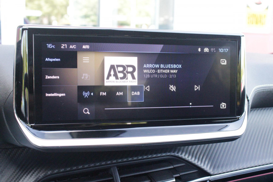 Peugeot 208 1.2 Hybrid 145PK AUTOMAAT GT | CAMERA VOOR + ACHTER | NAVIGATIE | DRAADLOZE APPLE CARPLAY/ANDROID AUTO | FULL LED KOPLAMPEN | LICHTMETALEN VELGEN 17" | DODEHOEK DETECTIE | DRAADLOZE TELEFOONLADER | KEYLESS ENTRY/START | DAB+ RADIO | ADAPTIVE CRUISE CONTROL | CLIMATE CONTROL |