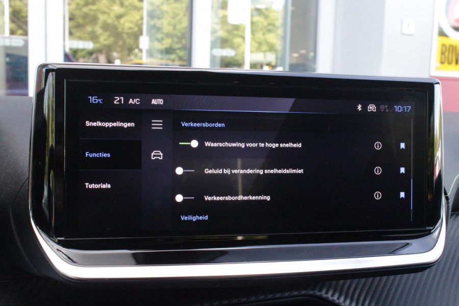 Peugeot 208 1.2 Hybrid 145PK AUTOMAAT GT | CAMERA VOOR + ACHTER | NAVIGATIE | DRAADLOZE APPLE CARPLAY/ANDROID AUTO | FULL LED KOPLAMPEN | LICHTMETALEN VELGEN 17" | DODEHOEK DETECTIE | DRAADLOZE TELEFOONLADER | KEYLESS ENTRY/START | DAB+ RADIO | ADAPTIVE CRUISE CONTROL | CLIMATE CONTROL |