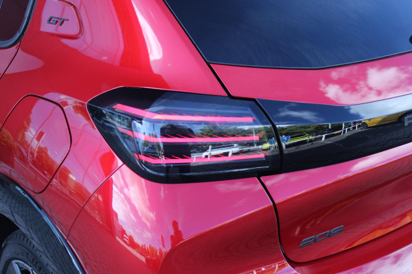 Peugeot 208 1.2 Hybrid 145PK AUTOMAAT GT | CAMERA VOOR + ACHTER | NAVIGATIE | DRAADLOZE APPLE CARPLAY/ANDROID AUTO | FULL LED KOPLAMPEN | LICHTMETALEN VELGEN 17" | DODEHOEK DETECTIE | DRAADLOZE TELEFOONLADER | KEYLESS ENTRY/START | DAB+ RADIO | ADAPTIVE CRUISE CONTROL | CLIMATE CONTROL |
