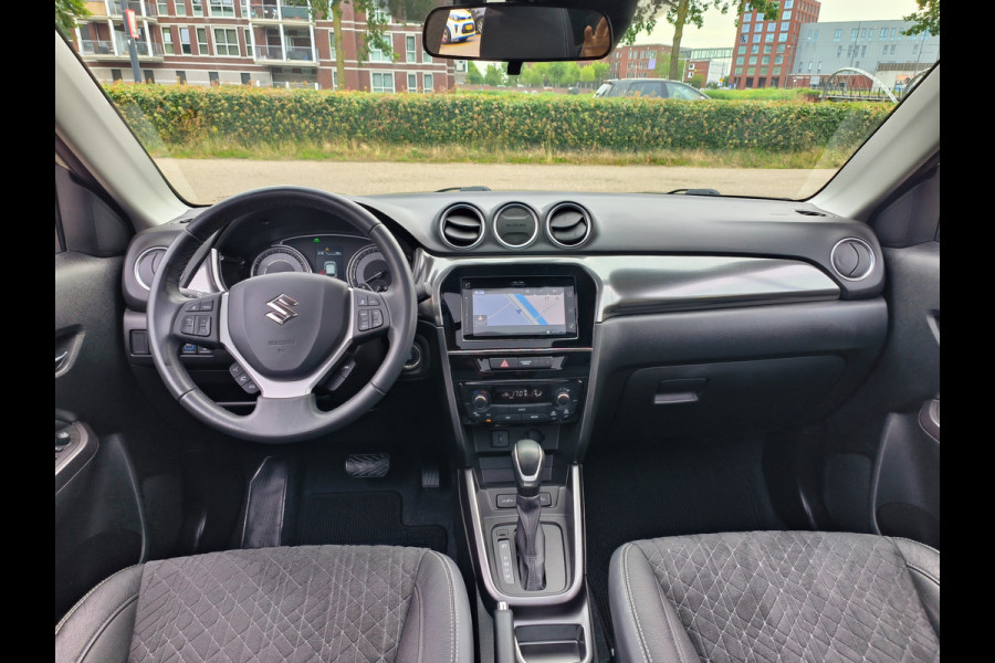 Suzuki Vitara 1.5 Hybrid Style Automaat Panoramadak uit 2023 Rijklaar + Fabrieksgarantie Henk Jongen Auto's in Helmond,  al 50 jaar service zoals 't hoort!