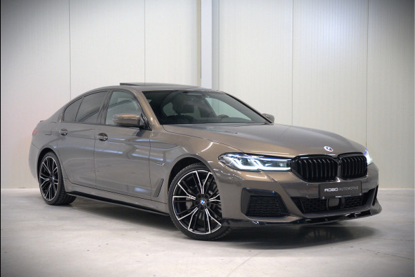 BMW 5 Serie 520e Business Edition Plus M Sport | M Performance | Alvitgrau | Panoramadak | Laser | Stoelverwarming | Stuurverwarming | Camera | Adaptive Cruise Control | Apple Carplay | Navigatie | Elektrische Stoelen | SOH 89%