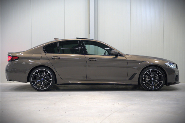BMW 5 Serie 520e Business Edition Plus M Sport | M Performance | Alvitgrau | Panoramadak | Laser | Stoelverwarming | Stuurverwarming | Camera | Adaptive Cruise Control | Apple Carplay | Navigatie | Elektrische Stoelen | SOH 89%