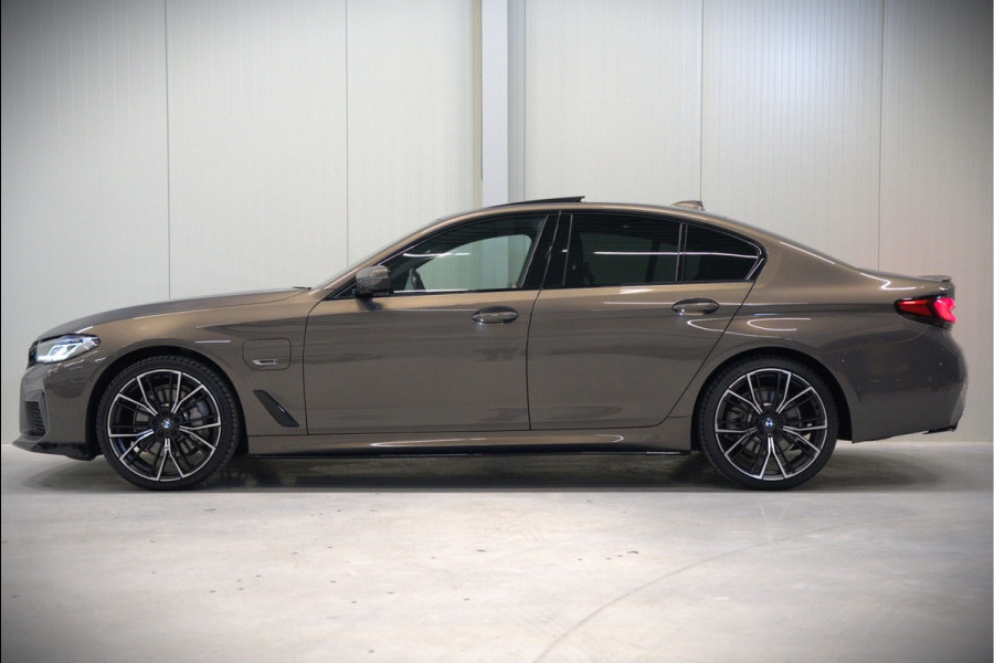 BMW 5 Serie 520e Business Edition Plus M Sport | M Performance | Alvitgrau | Panoramadak | Laser | Stoelverwarming | Stuurverwarming | Camera | Adaptive Cruise Control | Apple Carplay | Navigatie | Elektrische Stoelen | SOH 89%