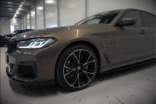 BMW 5 Serie 520e Business Edition Plus M Sport | M Performance | Alvitgrau | Panoramadak | Laser | Stoelverwarming | Stuurverwarming | Camera | Adaptive Cruise Control | Apple Carplay | Navigatie | Elektrische Stoelen | SOH 89%